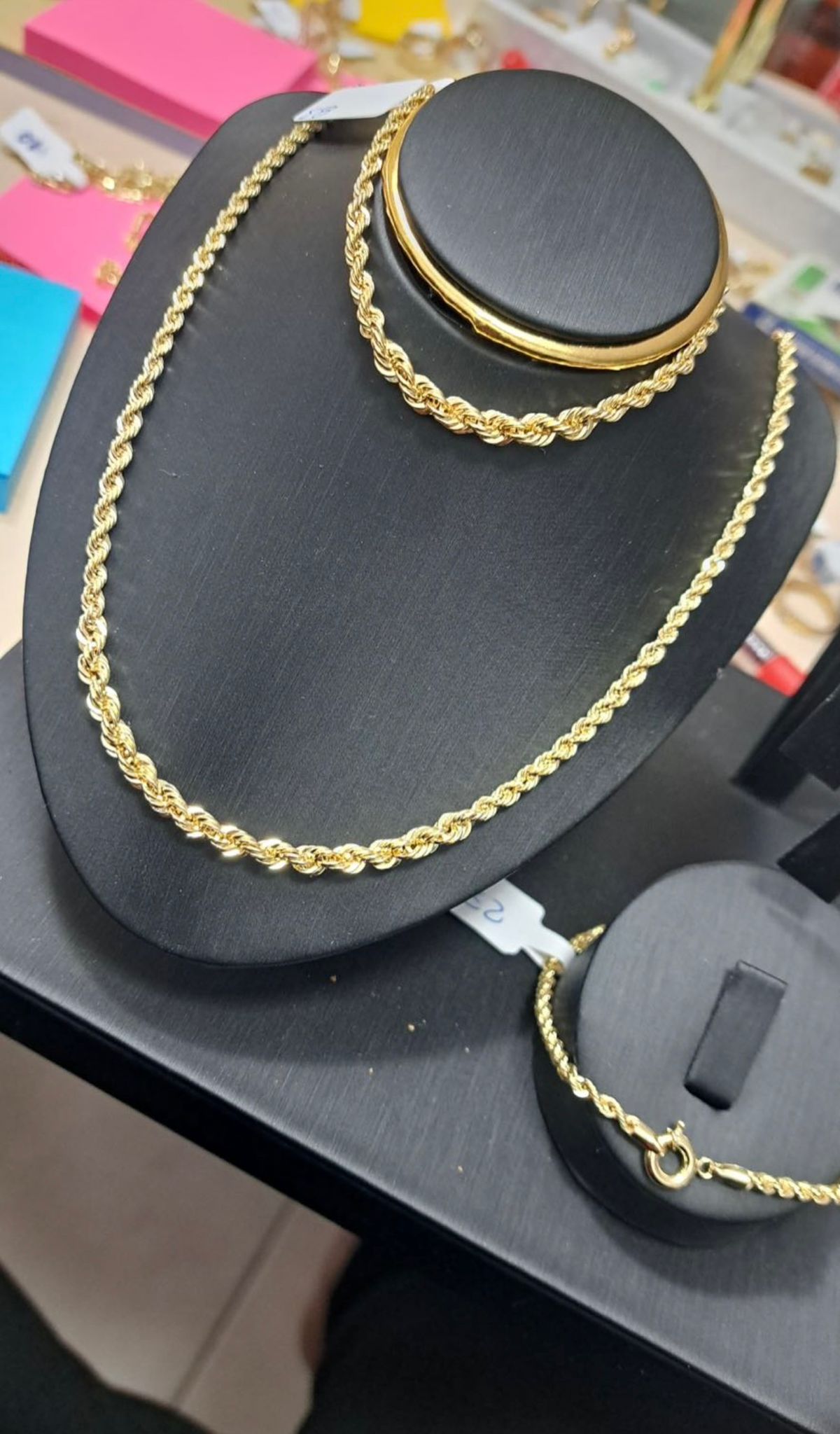 Beautiful 10KT Italy Rope Set ✨
Includes chain and bracelet in classic twisted rope style.