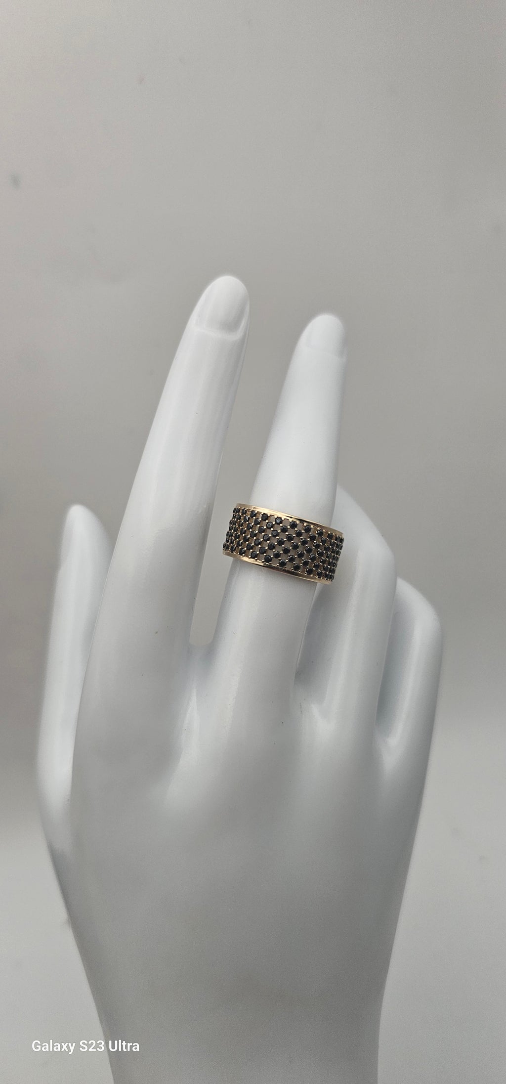 10 Kt Zize 7.5 ring with black stones
