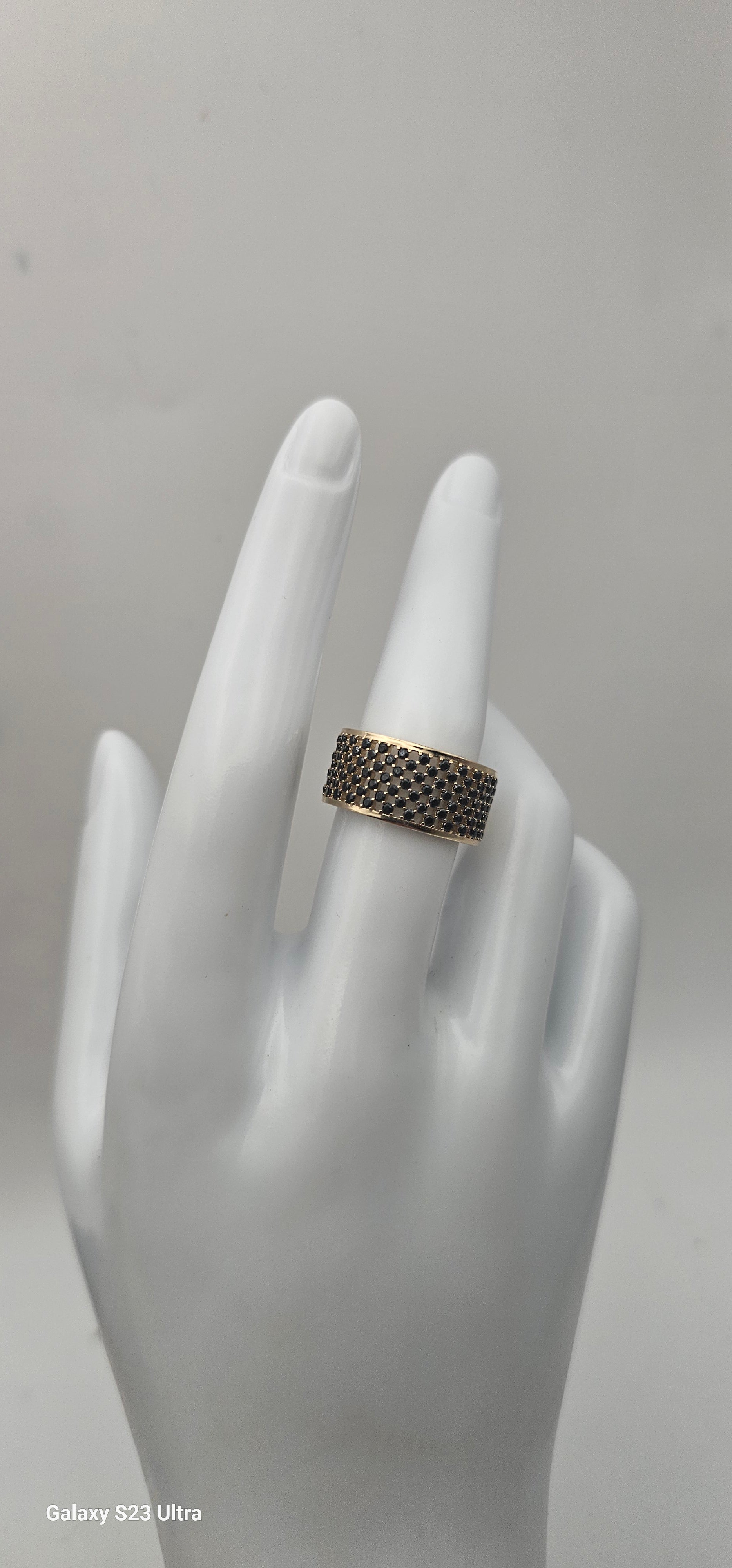 10 Kt Zize 7.5 ring with black stones