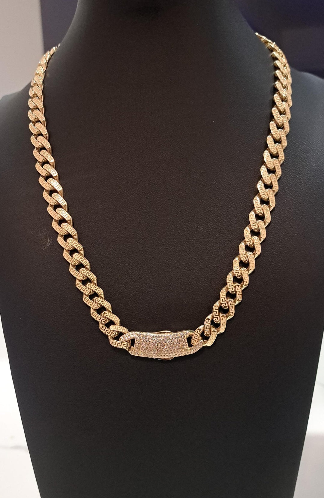 Cadena estilo monaco con dibujos versa zize 18 por 9mm 10 kt original
