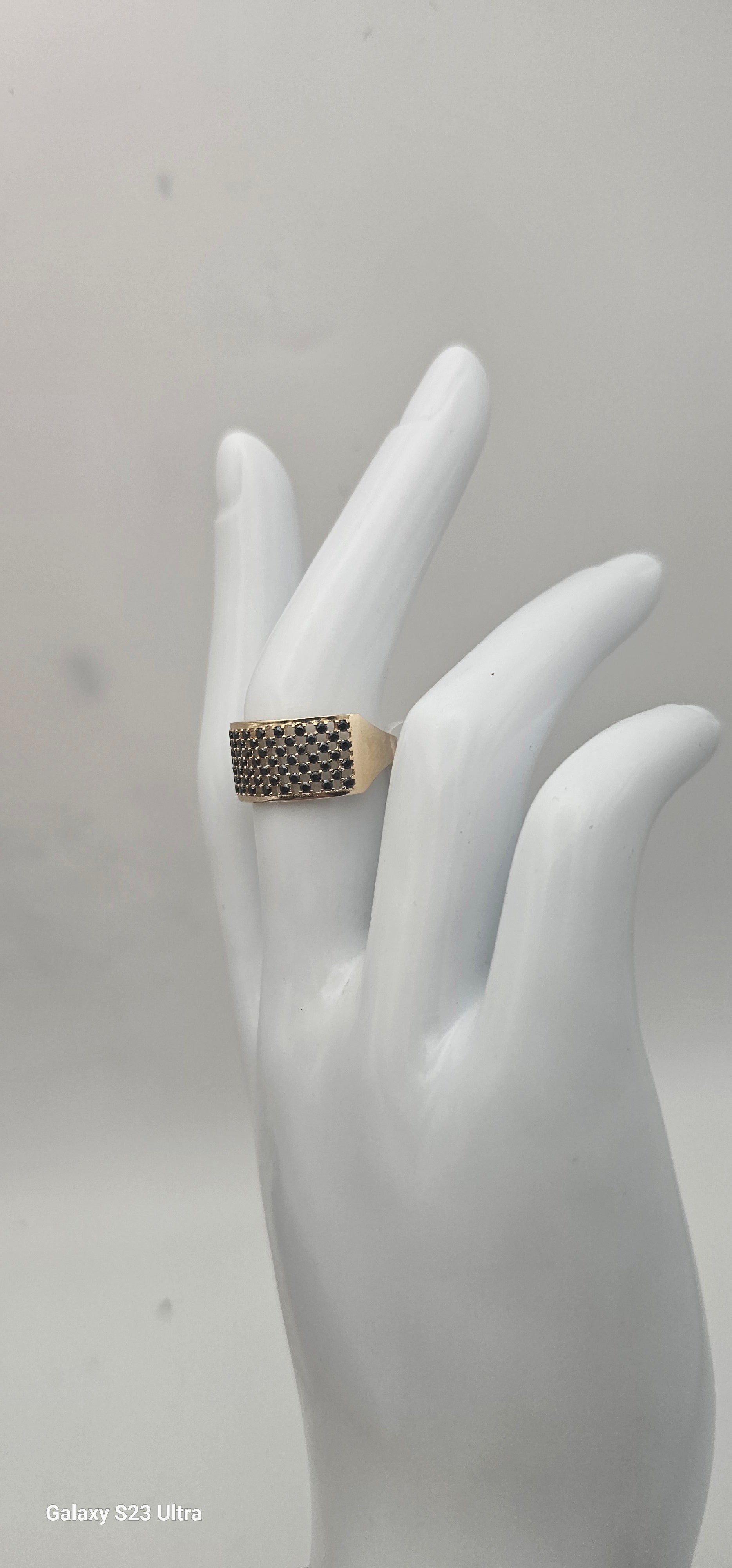 10 Kt Zize 7.5 ring with black stones