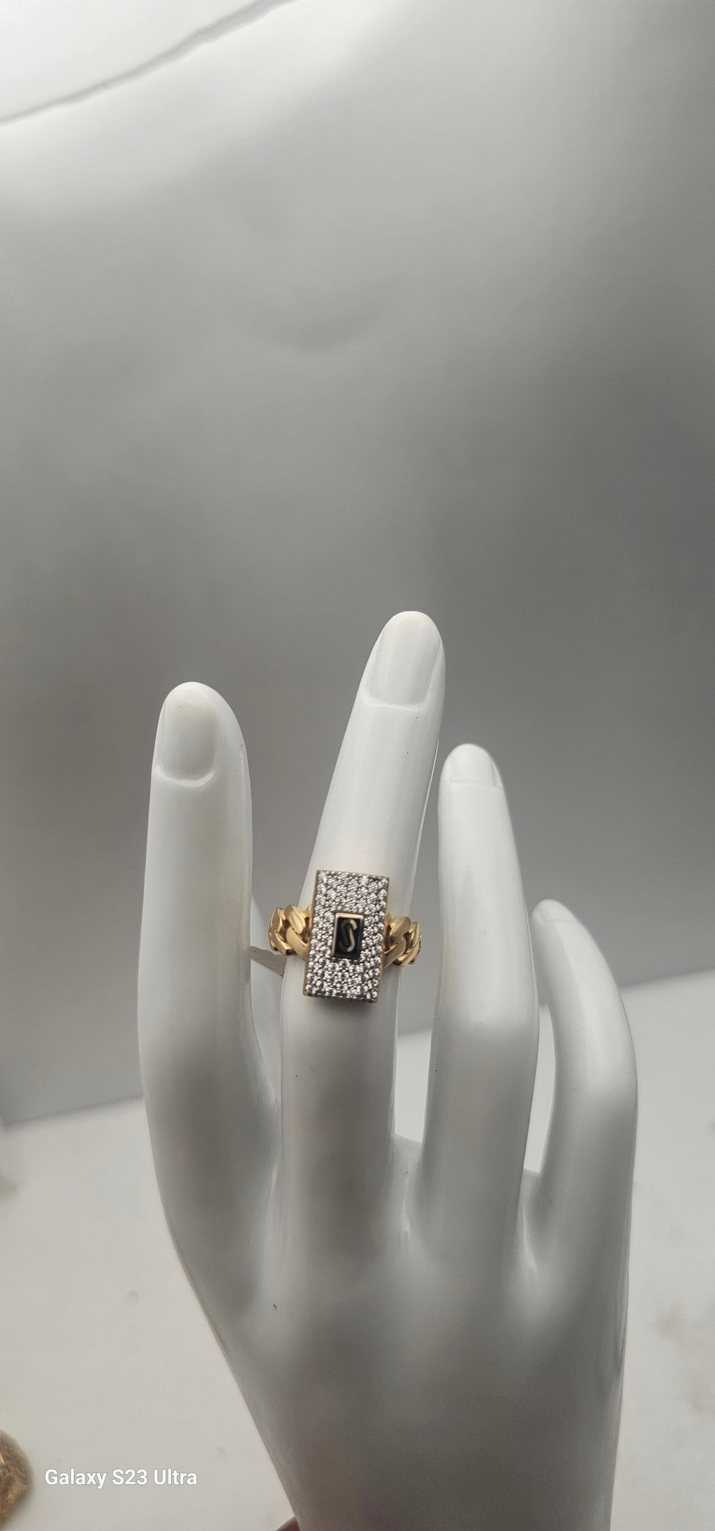 10KT Gold Monaco Style Ring – Size 7.2