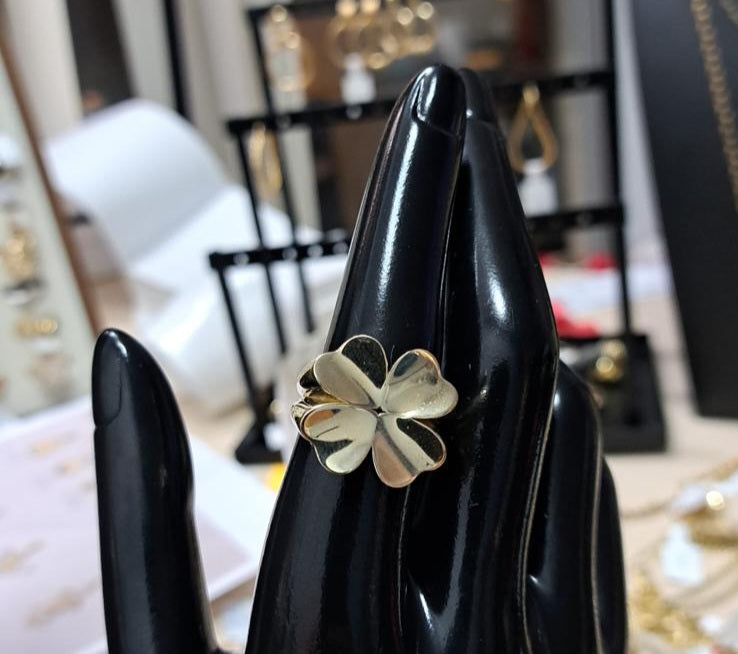 Anillo en forma de trébol oro 10k