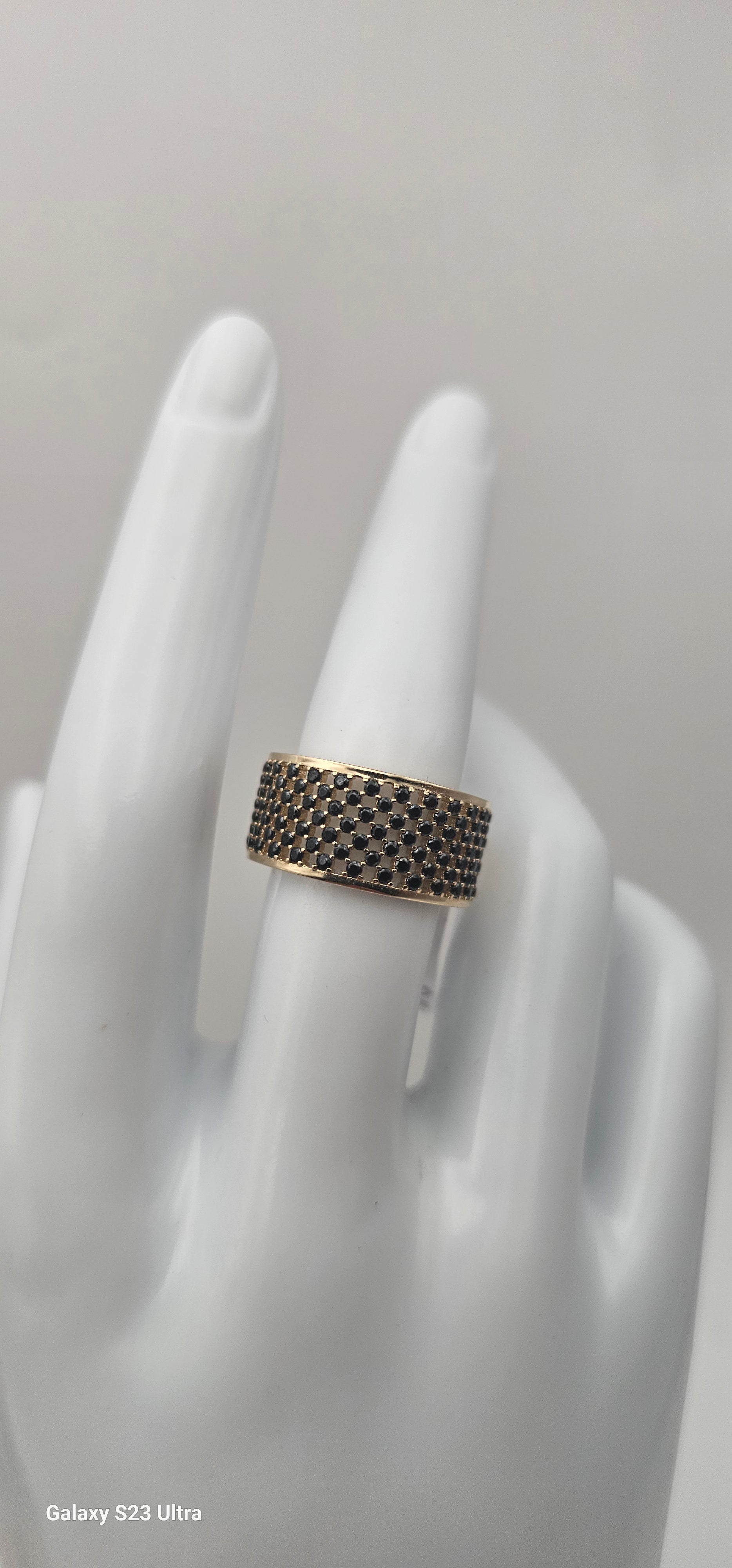 10 Kt Zize 7.5 ring with black stones