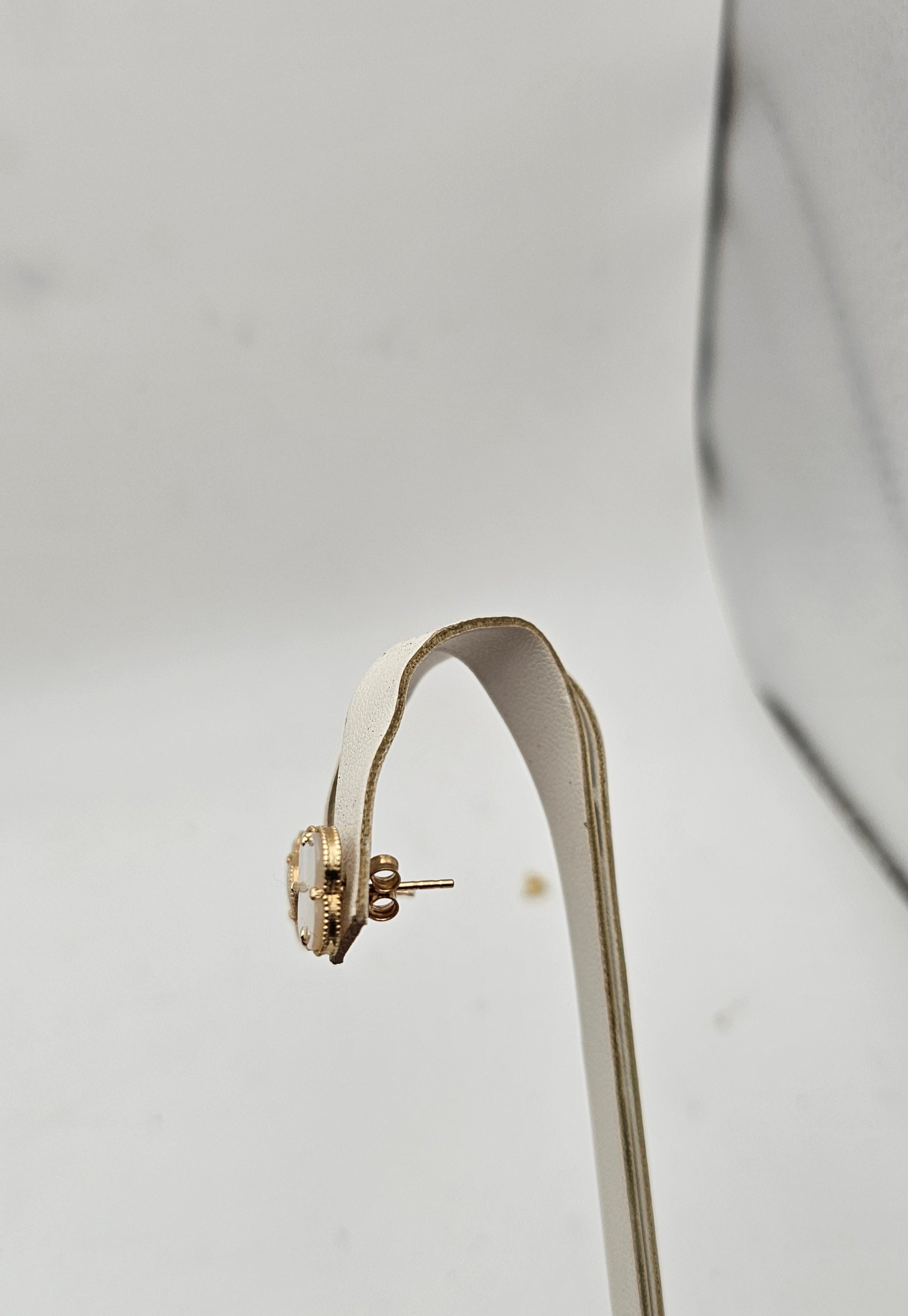 Aretes 10 kt madre perla